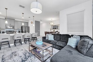 Un espacio habitable moderno con cocina, comedor y zona de estar.