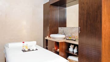 Sauna, hot tub, steam room