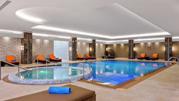 2 piscines couvertes, piscine extérieure, parasols de plage