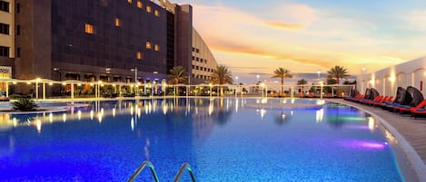 2 albercas techadas, alberca al aire libre y sombrillas en la alberca