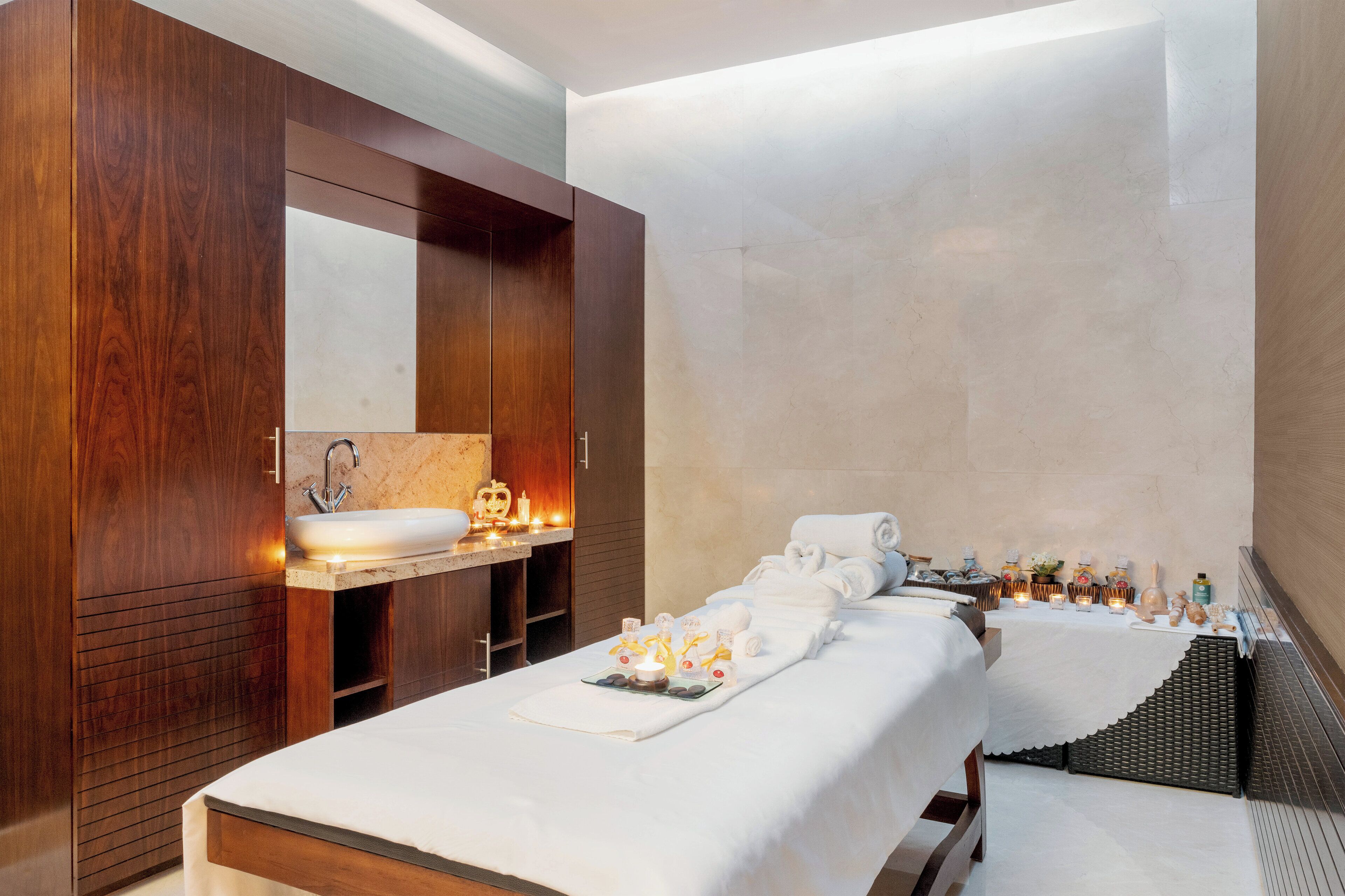 Sauna, hot tub, steam room