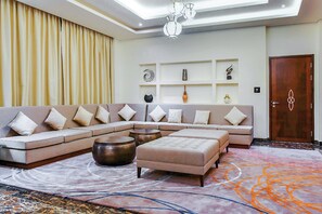 Premium bedding, memory foam beds, minibar, in-room safe - Grand Millennium Tabuk (Tabuk)