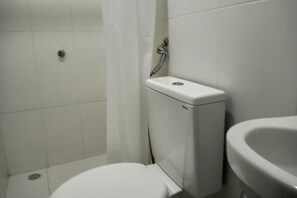 Dutxa, articles de tocador gratuïts, tovalloles i paper higiènic 