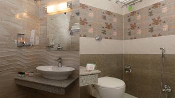 Combined shower/bathtub, rainfall showerhead, free toiletries