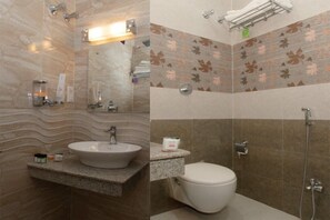 Combined shower/tub, rainfall showerhead, free toiletries, hair dryer