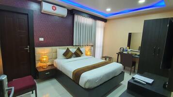 Deluxe Single Room | Laptop workspace, free WiFi