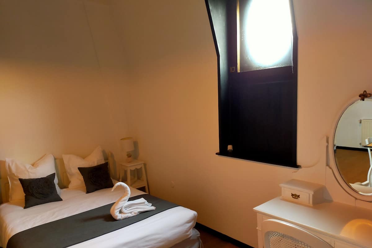 Deluxe Studio | Pillow-top beds, soundproofing, free WiFi