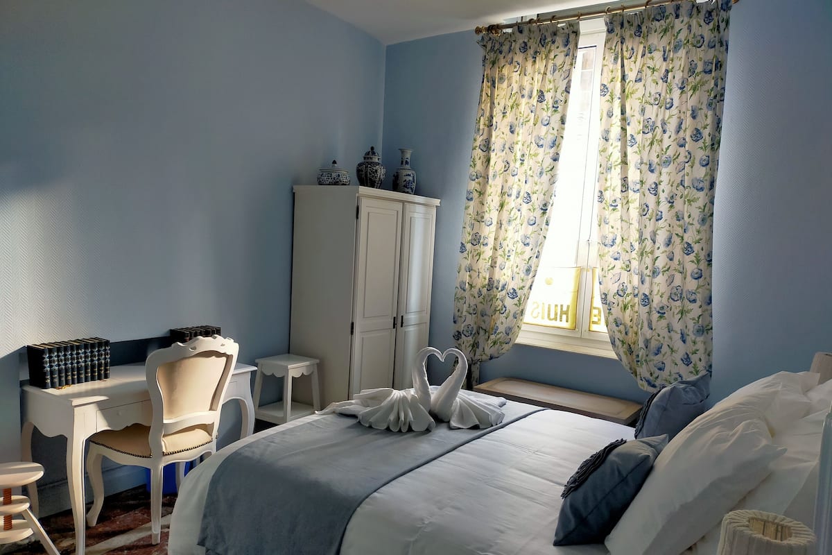 Deluxe Room (Le Parc Bardieux) | Pillow-top beds, soundproofing, free WiFi
