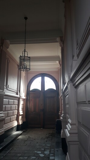 Property entrance - La Maison Bleue (Roubaix)
