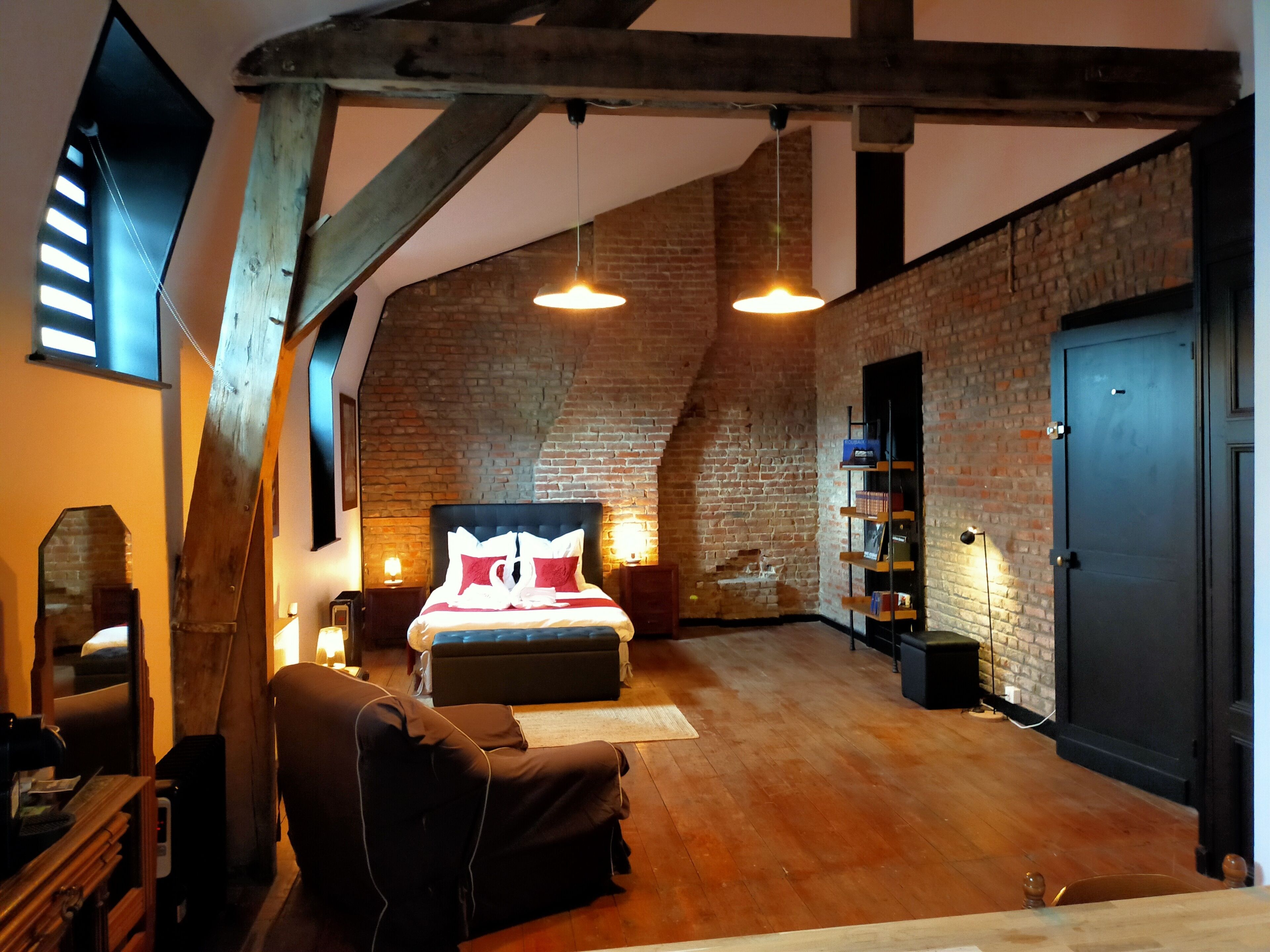 Deluxe Studio | Pillowtop beds, soundproofing, free WiFi