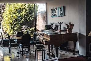 Free daily cooked-to-order breakfast - La Maison Bleue (Roubaix)