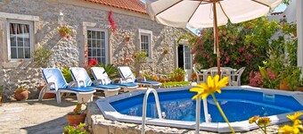 Romantic Villa w / patio and pool, complete privacy