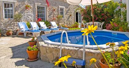 Romantic Villa w / patio and pool, complete privacy