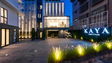 Overnatningsstedets facade – aften/nat