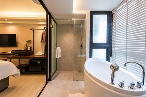 Chambre Double « Premier » | Salle de bain | Articles de toilette gratuits, sèche-cheveux, peignoirs, chaussons