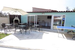 Outdoor dining - Residence Beni 6 with large heated pool (Medulin, Pula)