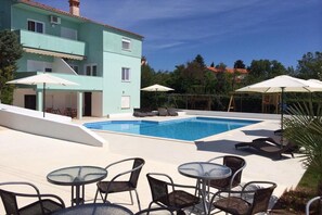 Outdoor pool, a heated pool