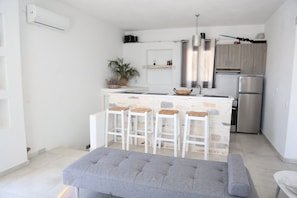 Geladeira, fogão, cooktop, talheres/pratos/utensílios de cozinha