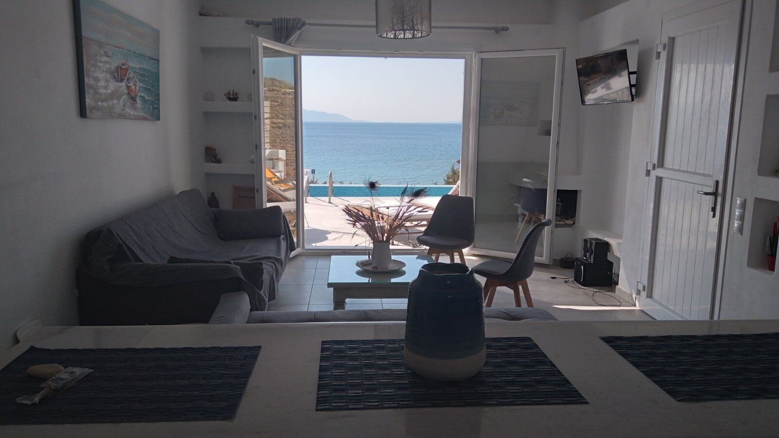 Een 32-inch flatscreentelevisie met kabelzenders en televisie