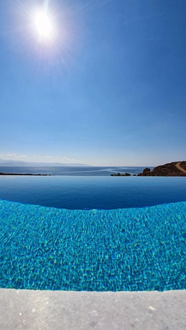 Una piscina al aire libre de temporada