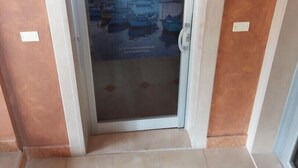 A door with a poster advertising B&B Al Porto Novo. - B&B Al Porto Novo (Bisceglie)