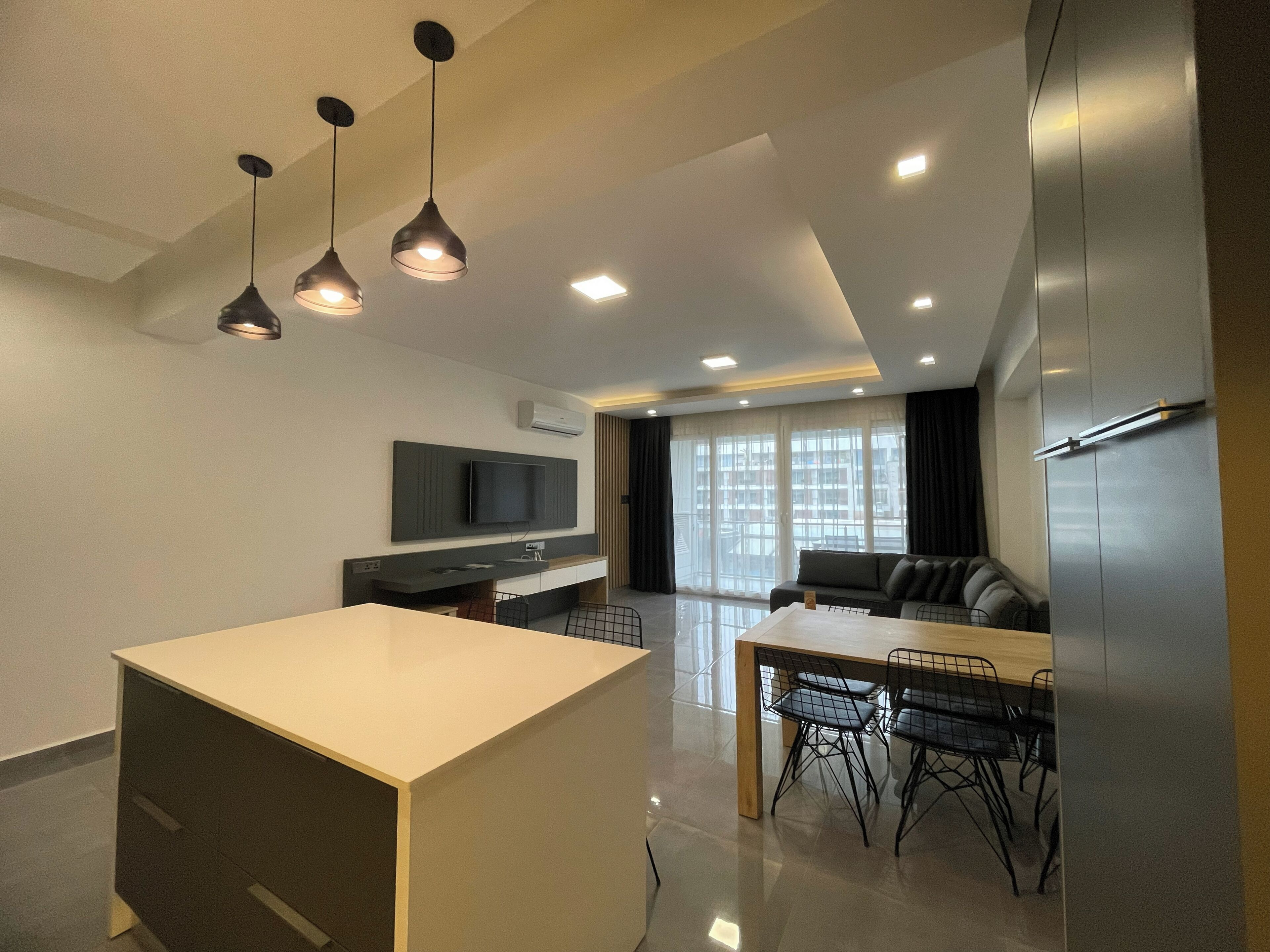 Minibar, odada kasa, ses yalıtımı, ütü/ütü masası 