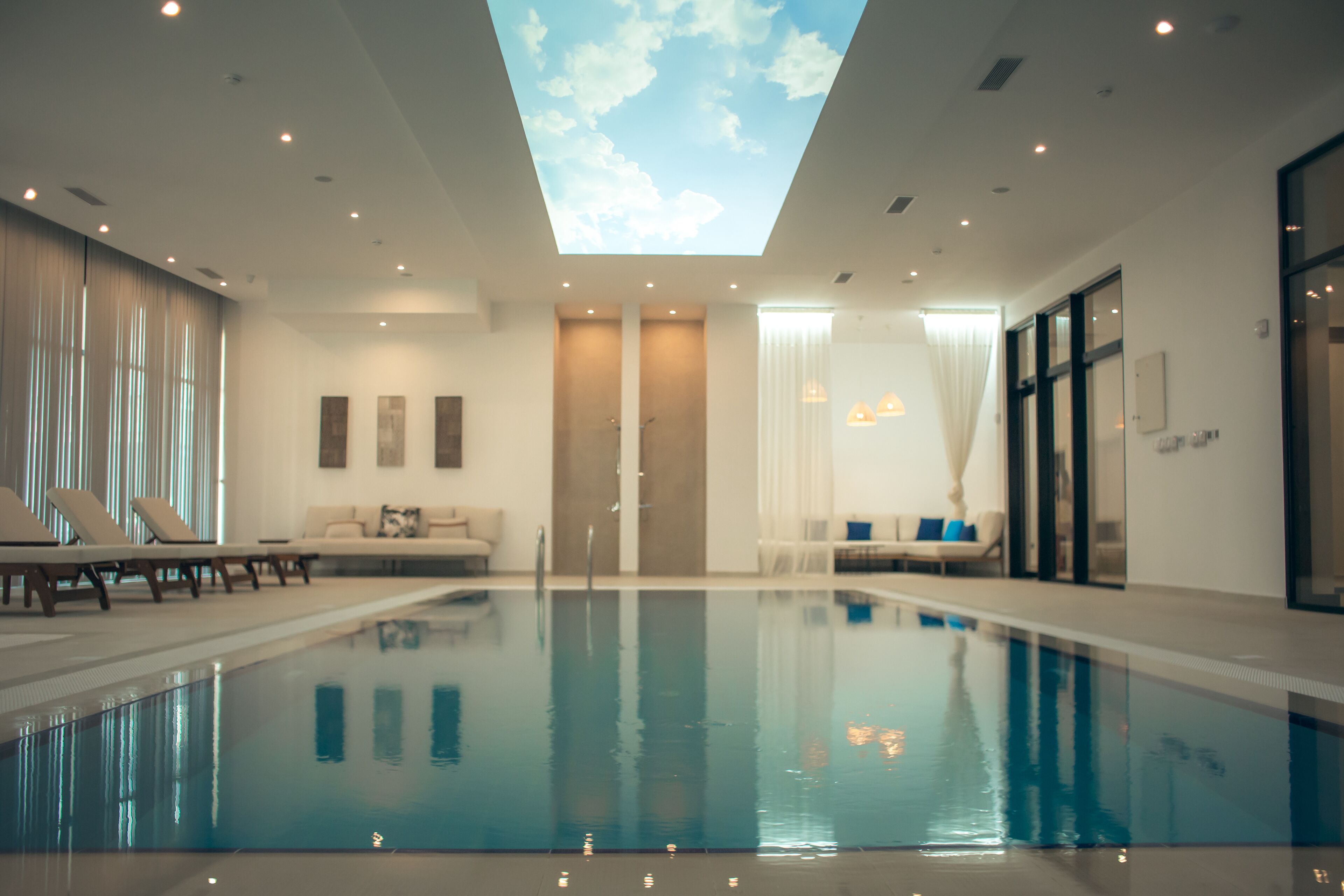 Kapalı yüzme havuzu, açık yüzme havuzu, havuz şemsiyeleri, şezlonglar 