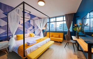 Escritorio, wifi gratis y ropa de cama 