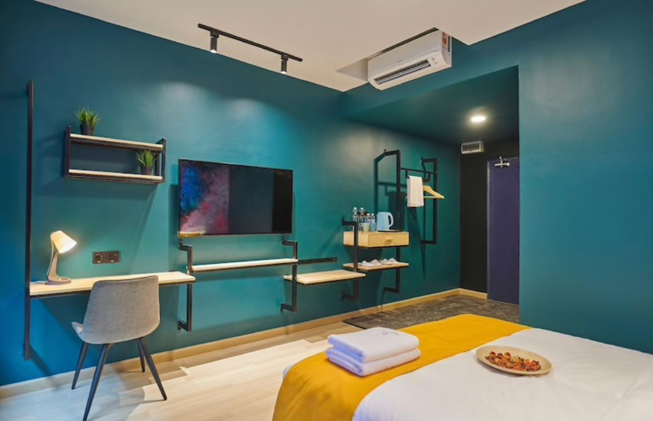 Escritorio, wifi gratis, ropa de cama