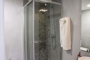 Premier appartement, uitzicht op tuin | Badkamer met douche