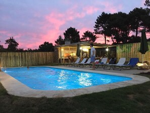 Una piscina al aire libre (de 07:00 a 23:30), sombrillas, tumbonas