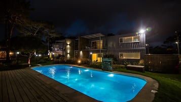 Piscine extérieure, accès possible de 7 h à 23 h 30, parasols