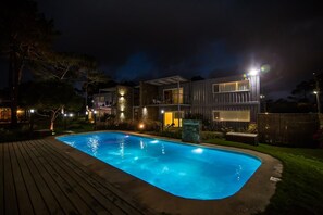 Outdoor pool, open 7:00 AM to 11:30 PM, pool umbrellas, sun loungers - Entre Pinos Eco Box Apart (Punta del Este)