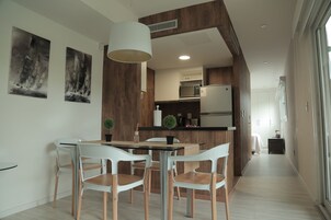 Frigobar, microondas, horno, placa de cocina