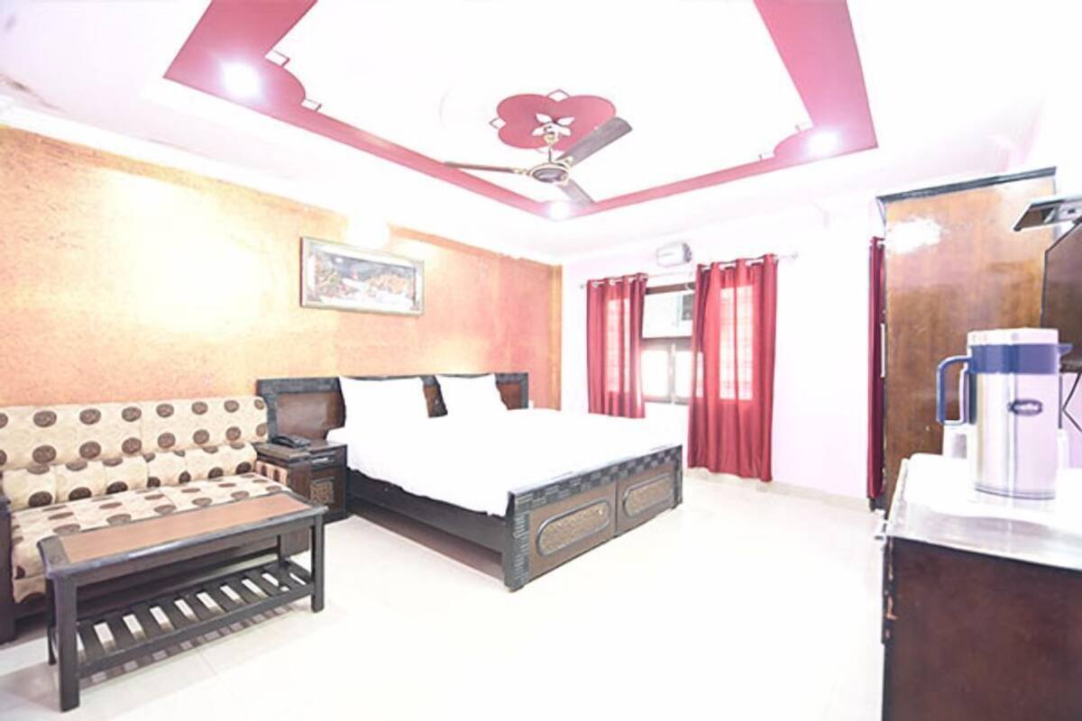 Iron/ironing board, bed sheets