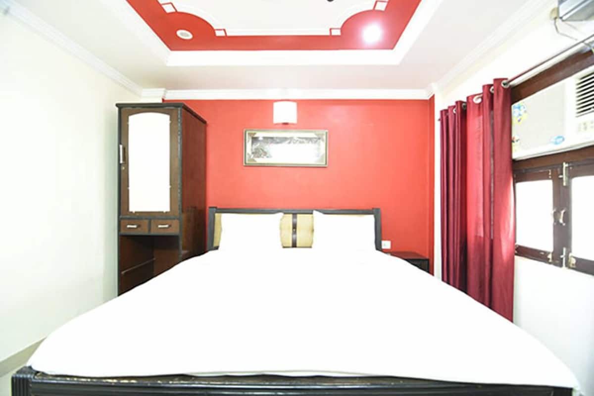 Iron/ironing board, bed sheets