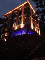 Konaklama yerinin ön cephesi - akşam/gece