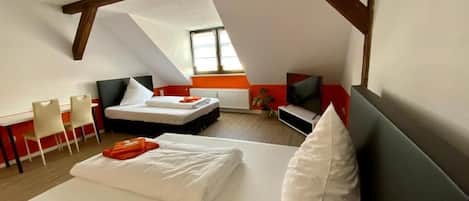 Standard Triple Room | Desk, free WiFi, bed sheets