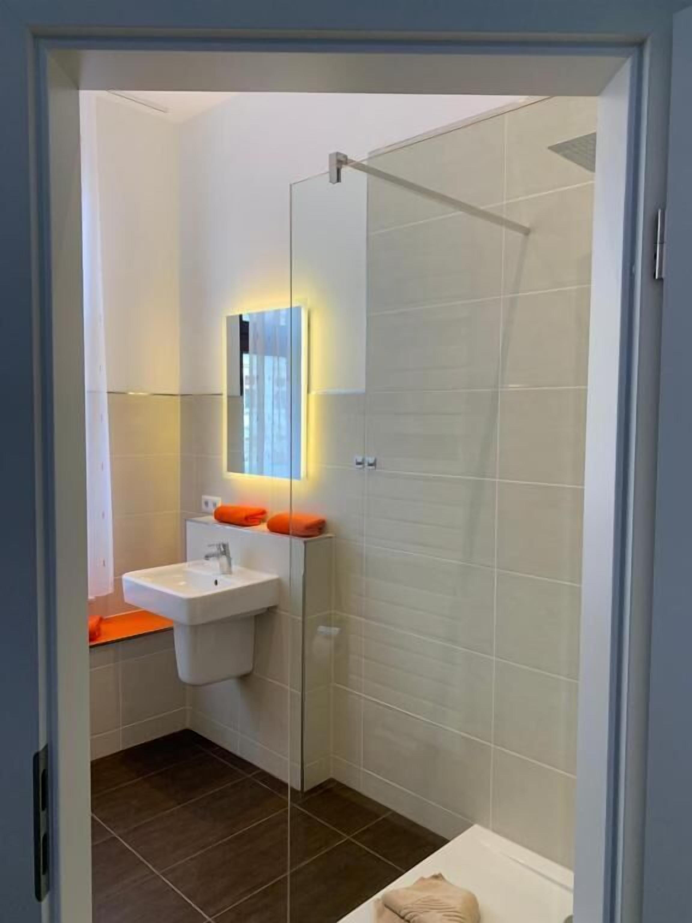 Kamar Double Deluks | Kamar mandi | Perlengkapan mandi gratis, pengering rambut, handuk, dan tisu toilet
