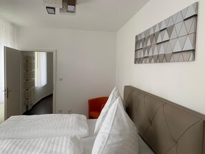 Family Room | Desk, free WiFi, bed sheets