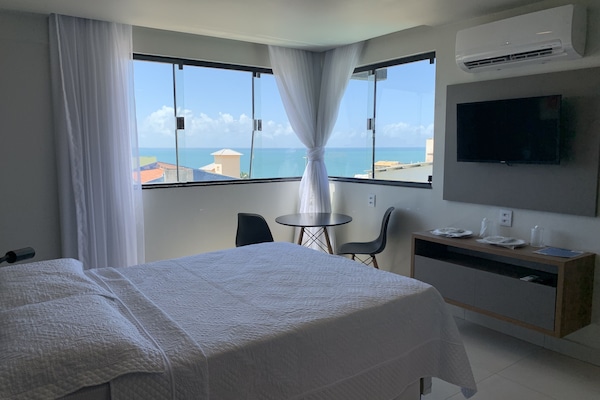 Kamar Deluks, pemandangan samudra | Minibar, meja kerja, setrika/meja setrika, dan Wi-Fi gratis