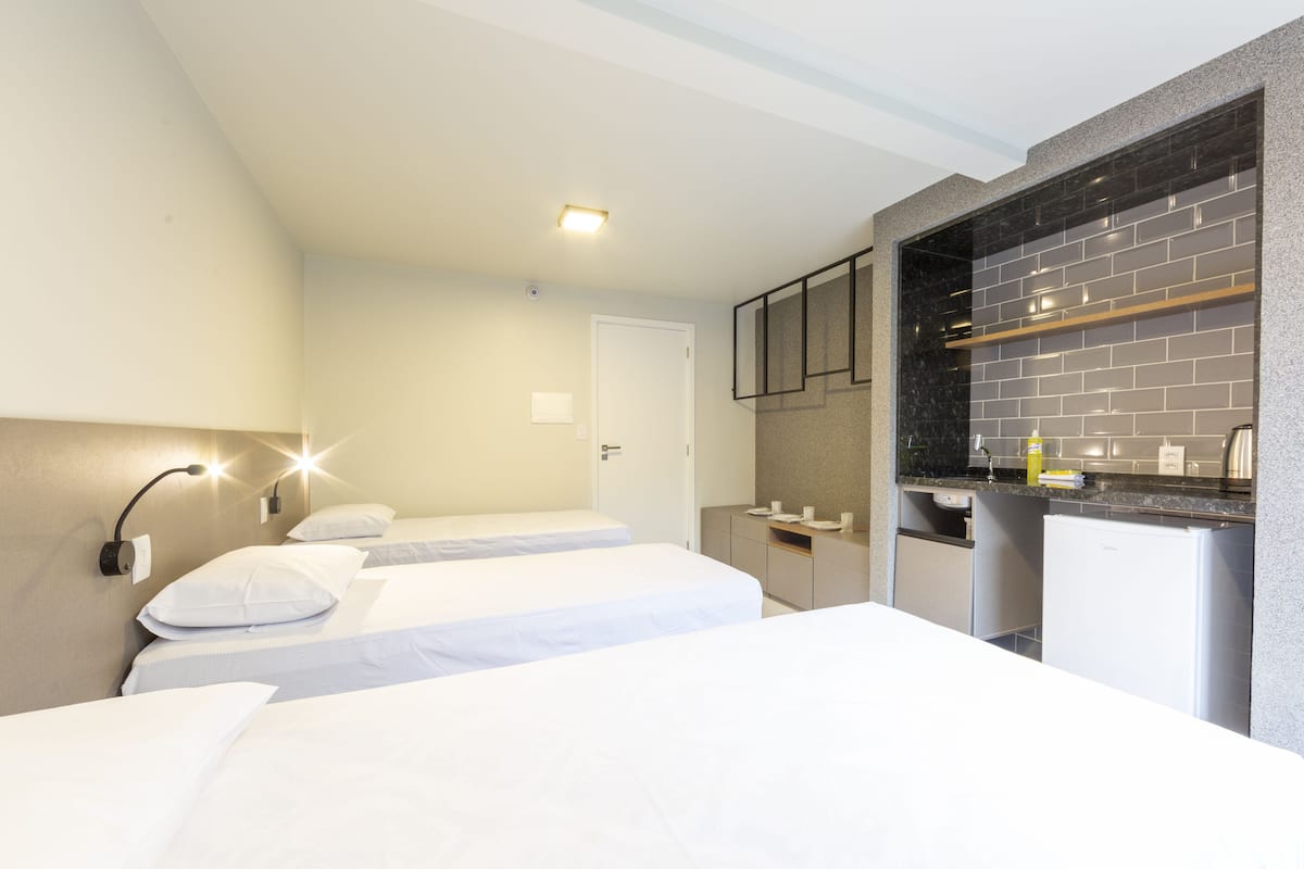 Minibar, escritorio, tabla de planchar con plancha y wifi gratis