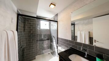 Habitación familiar | Baño | Ducha, toallas y papel higiénico