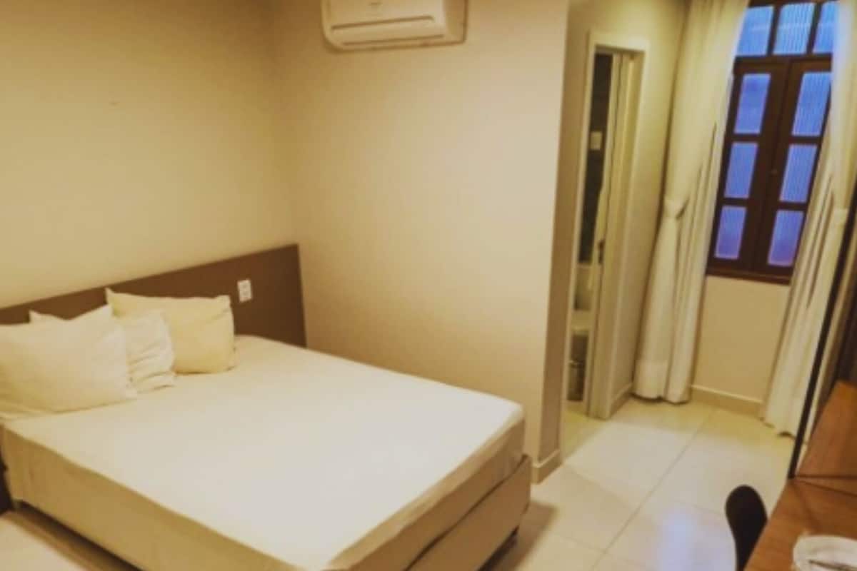 Habitación estándar | Minibar, escritorio, tabla de planchar con plancha y wifi gratis