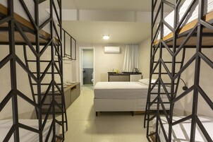 Minibar, escritorio, tabla de planchar con plancha y wifi gratis