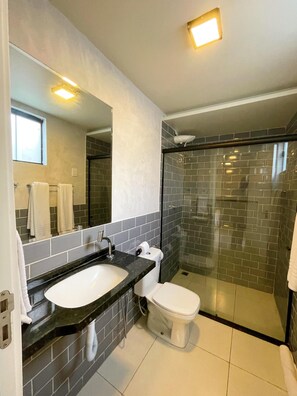 Chambre Familiale | Salle de bain | Douche, serviettes fournies, papier toilette