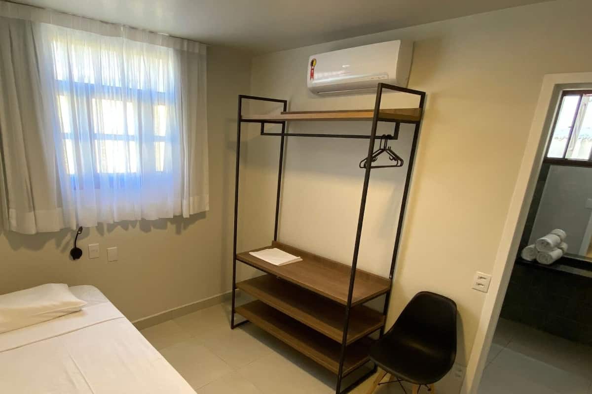 Habitación económica, varias camas | Minibar, escritorio, tabla de planchar con plancha y wifi gratis