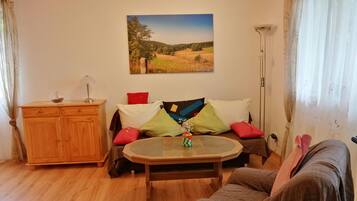 Apartment | Living area | 32-inch TV with satellite channels, ping pong