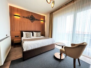 Dobbelt- eller tomannsrom – superior, sjøutsikt | Minibar, safe på rommet, skrivebord og skrivebord for bærbar PC