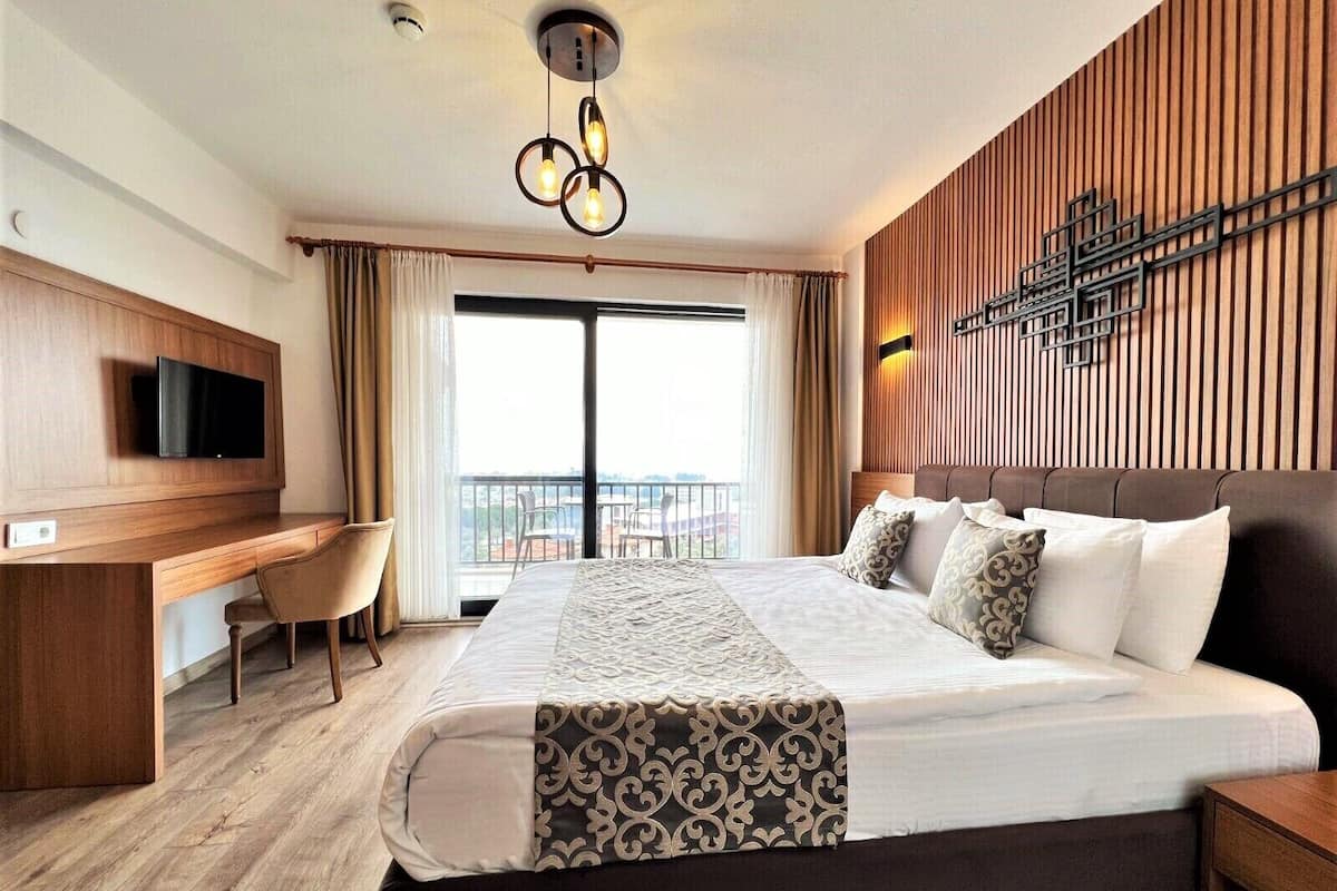 Luxury Double or Twin Room, Multiple Bedrooms, Sea View | Minibar, in-room safe, desk, laptop workspace